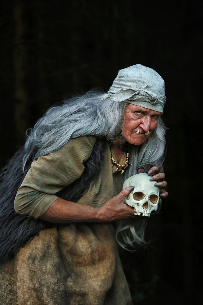 Баба Яга с черепом