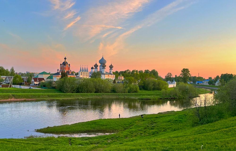 В Тихвине вечер