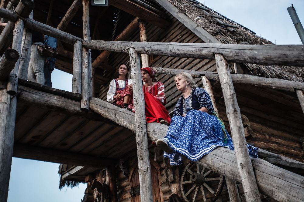 На брёвнышке