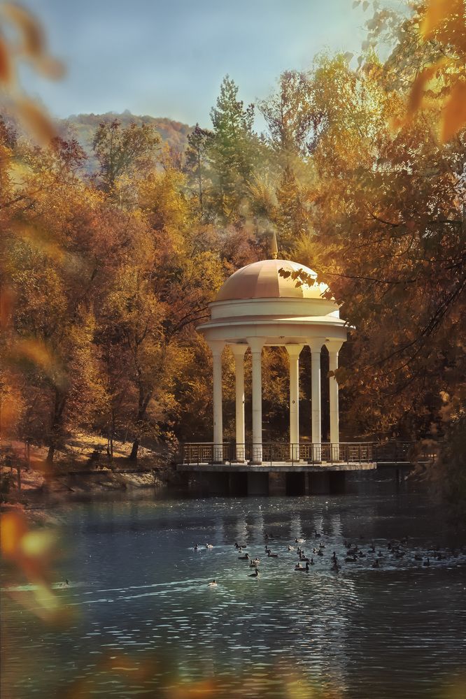 Осень: Сапфир в янтарной оправе.