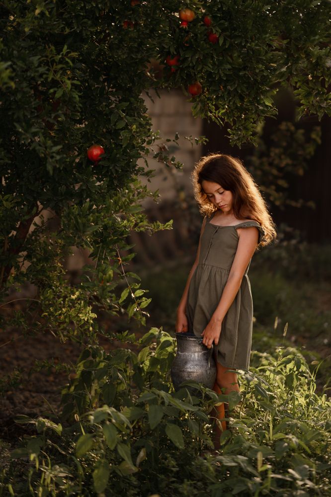 Девочка с гранатами