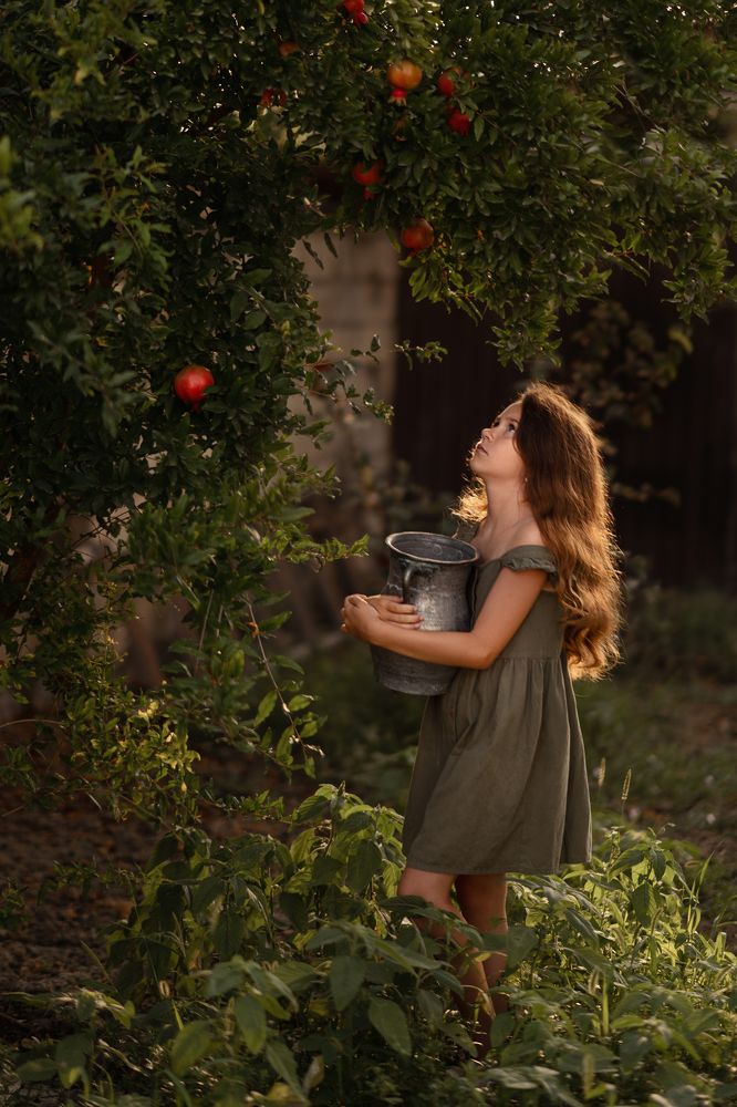 Девочка с гранатами