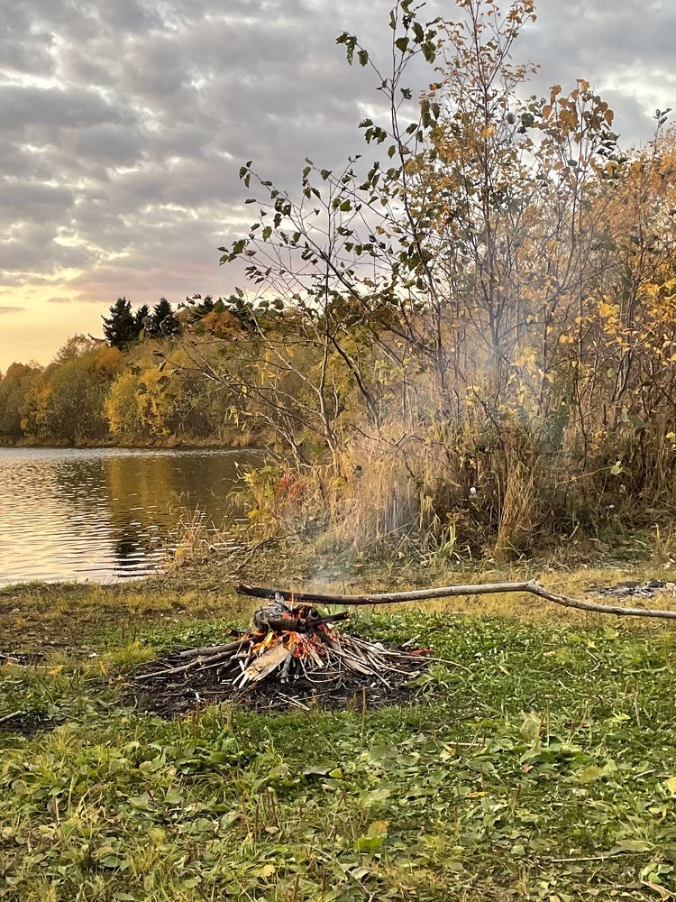 Дым костра создаёт уют