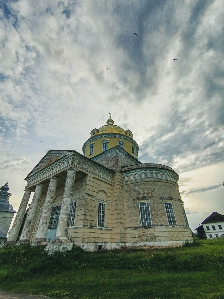 Птицы над храмом