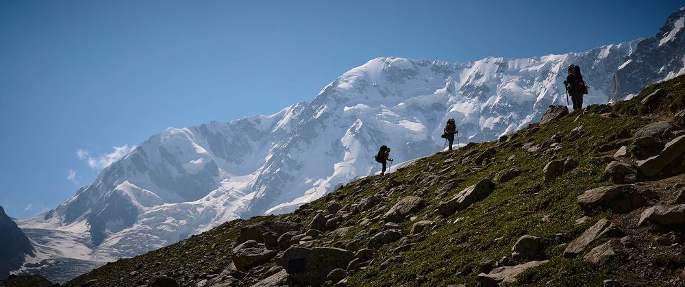 На фоне Безенгийской стены.