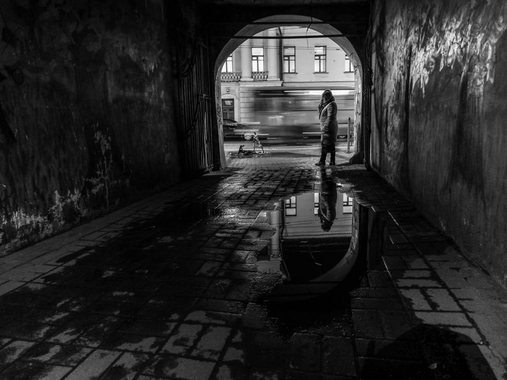 Под аркой. Вечер.