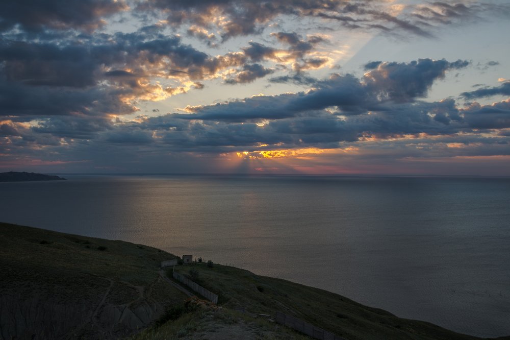 Черное море в рассветных лучах солнца.