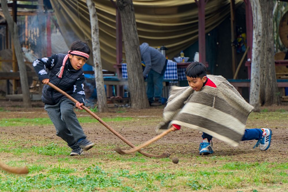 Niños Mapuche jugando Palin, juego tradicional del Pueblo Originario Mapuche