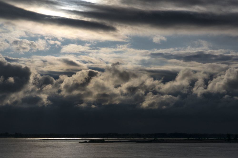 Осеннее небо над Волгой