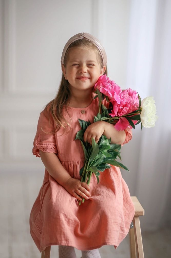 Девочка с пионами