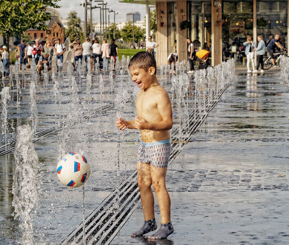 Мяч под струёй фонтана