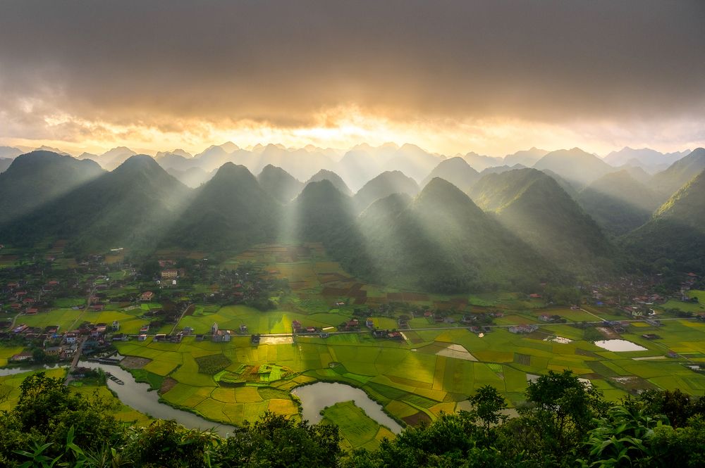 The sun spreads the fan