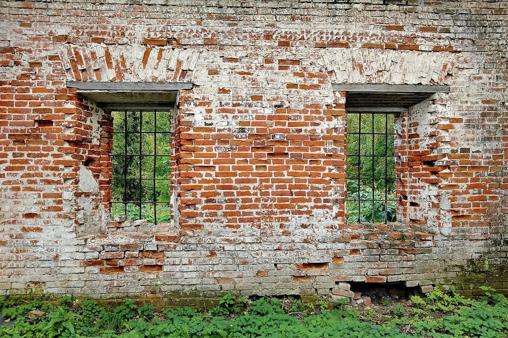 В разрушенной церкви.