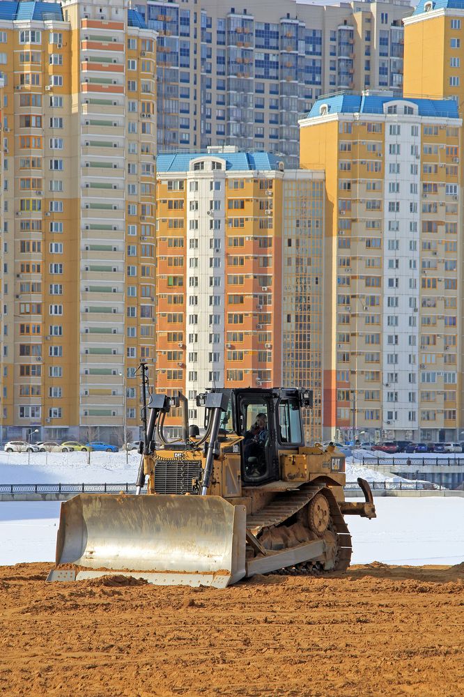 Земляные работы на набережной Павшинской поймы в Красногорске.