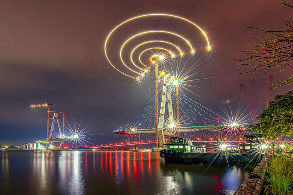 Night lights at the construction site