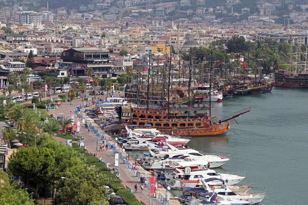 Вид на побережье и порт с Красной башни.