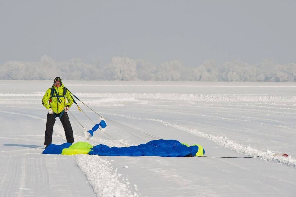 Landing. Winter skydive