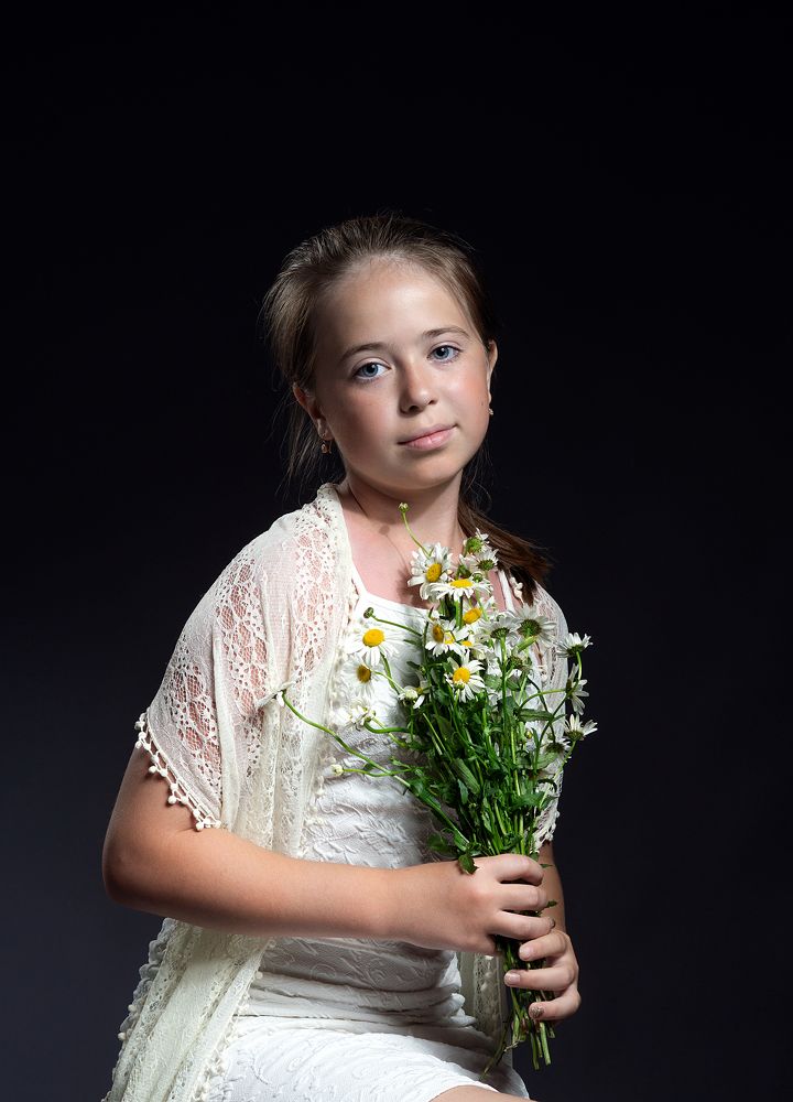 Девочка с ромашками.