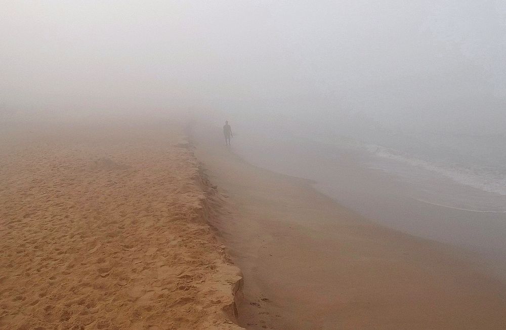 Фигура в тумане у моря