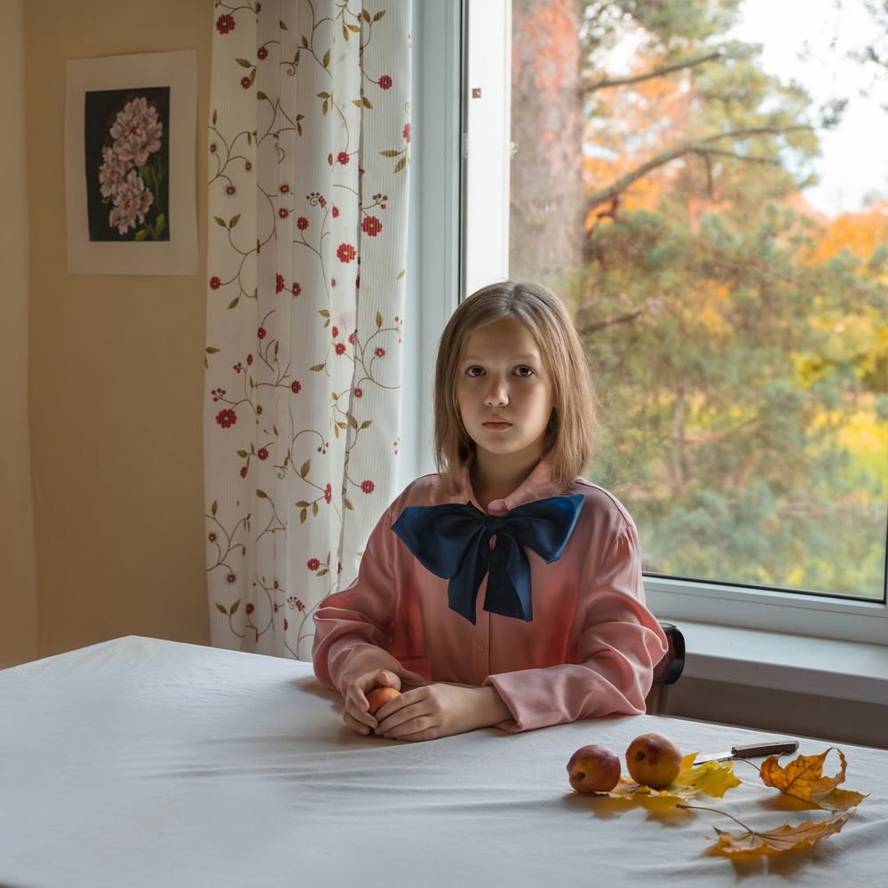 Девочка с персиками
