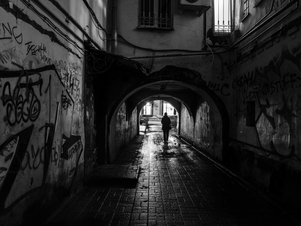 Проходной двор. Вечер.