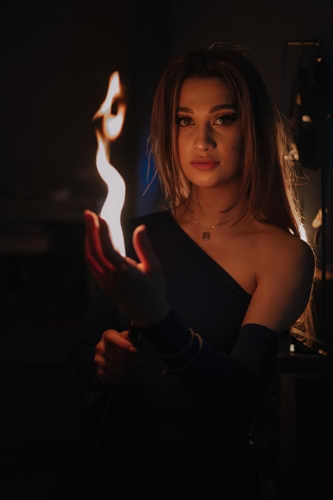 Девушка ювелир