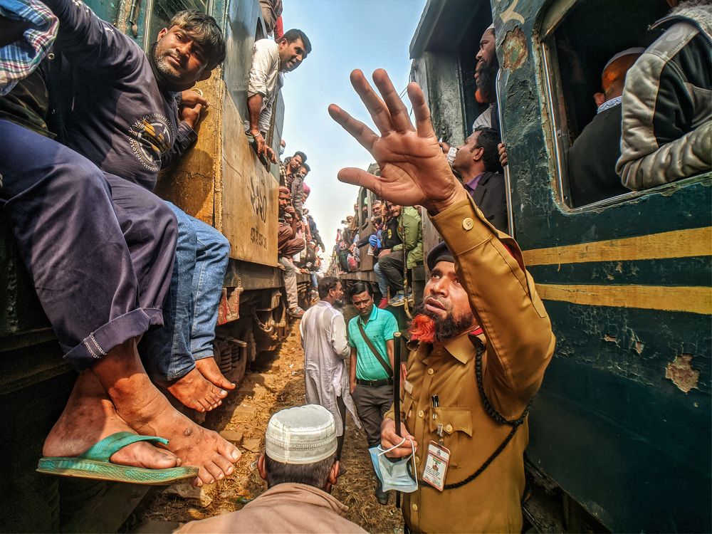 It is prohibited to travel by sitting in the engine of the train