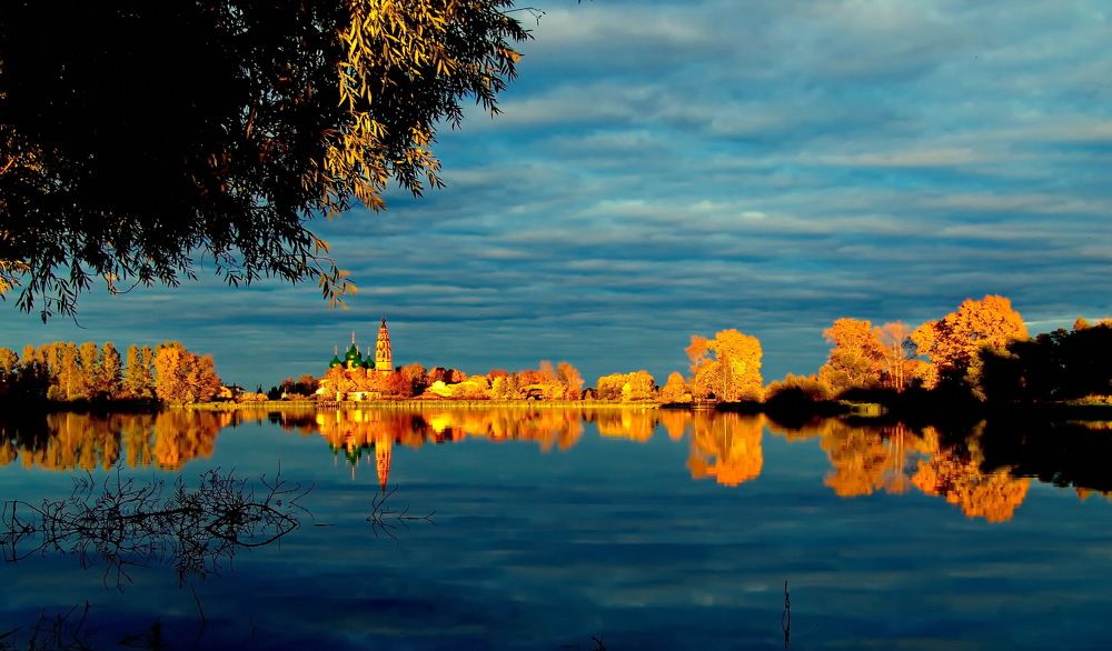 Закатные лучи обожгли золото осени.