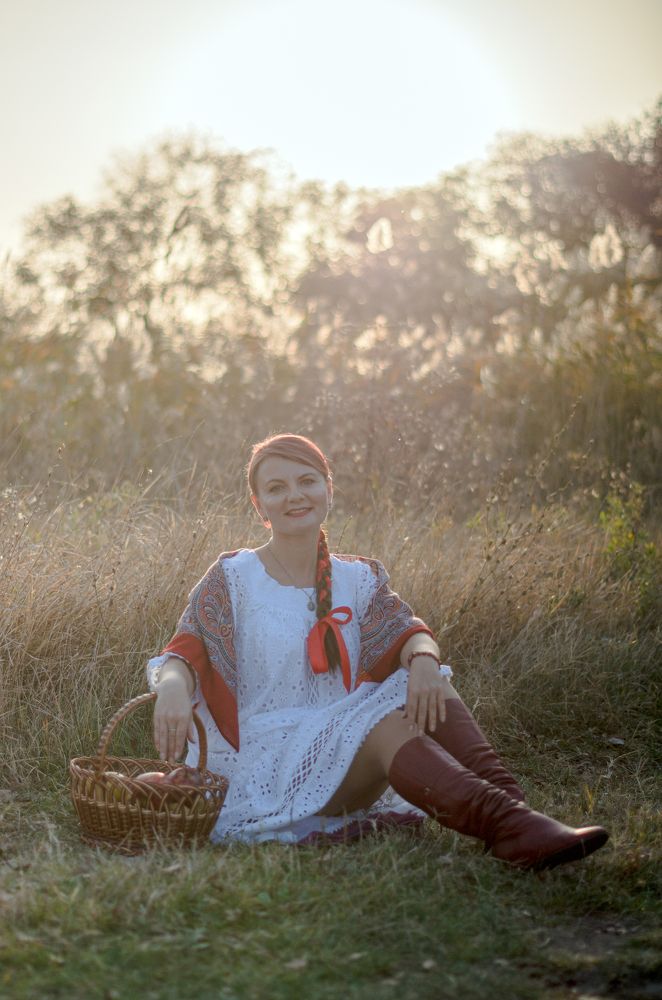 Оксана с корзиной яблок