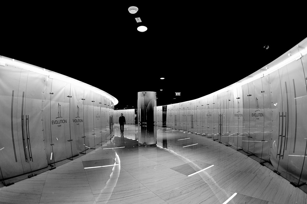 По коридору