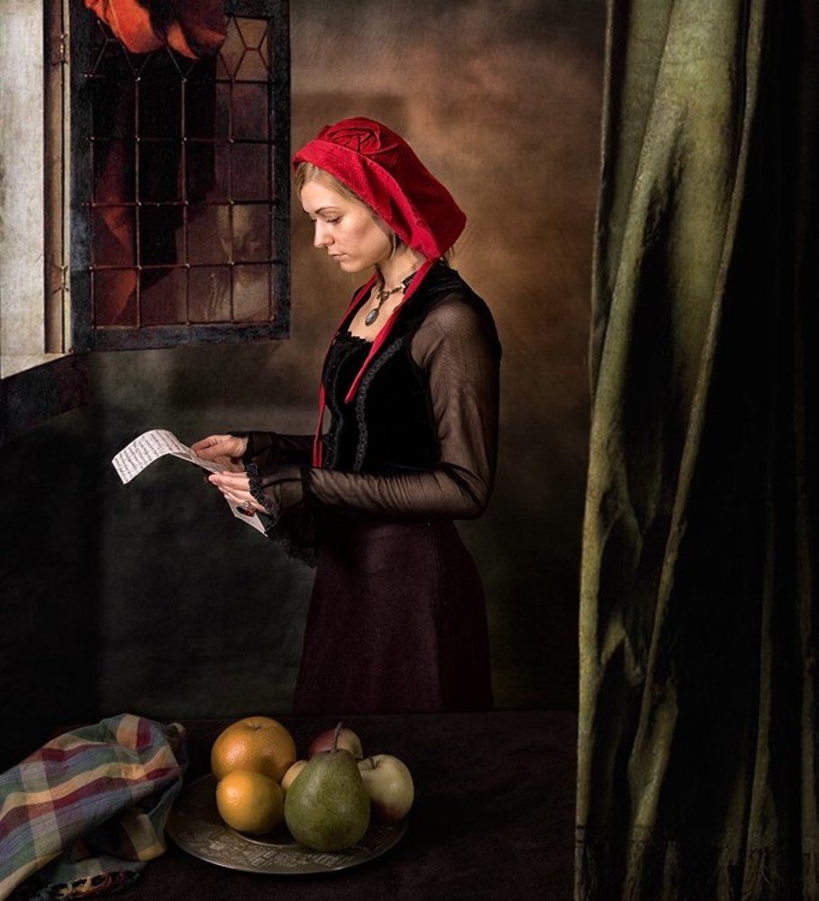 Девушка, читающая письмо у открытого окна