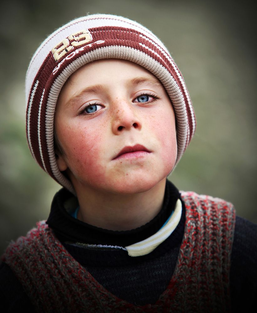 Child sells tea in the mountains