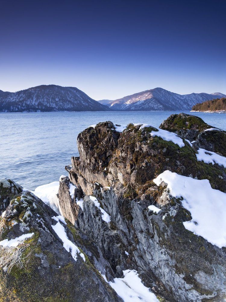 рассвет на телецком озере. республика алтай