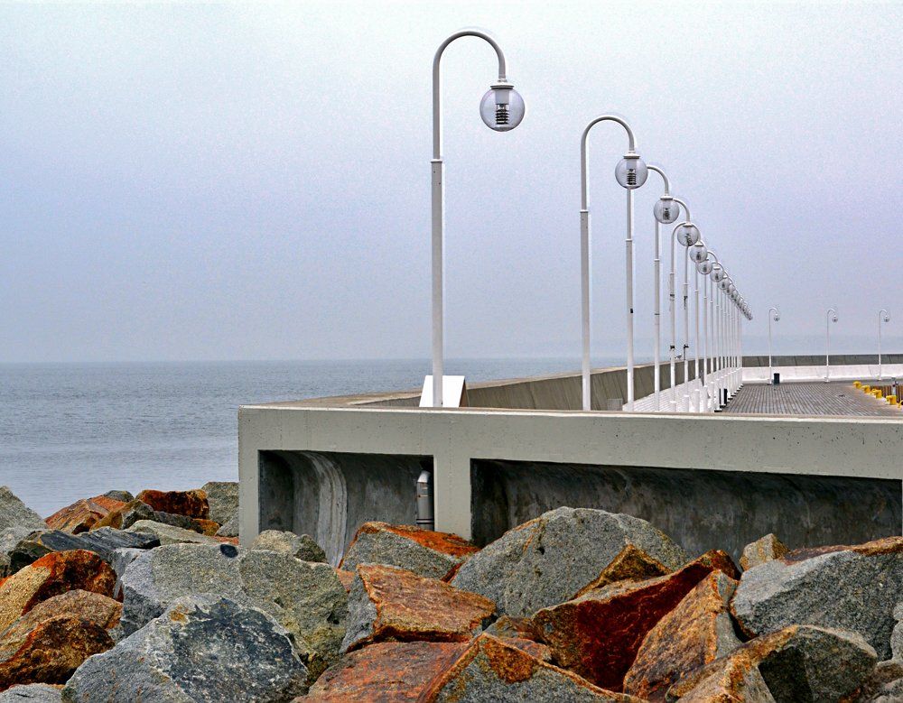 пустой осенний  причал