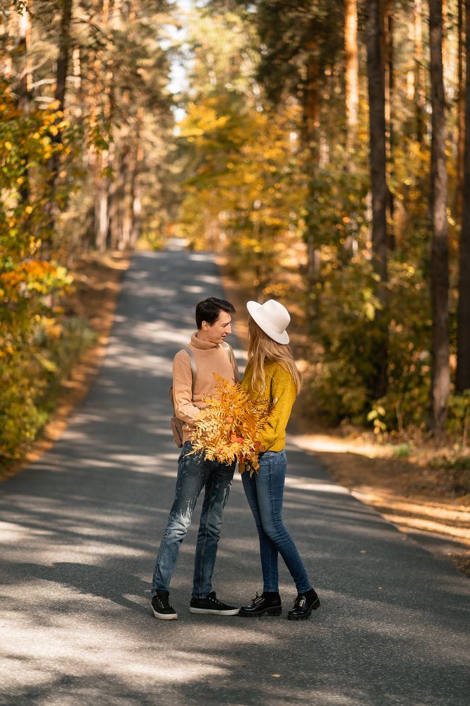 Влюбленная пара в осеннем лесу