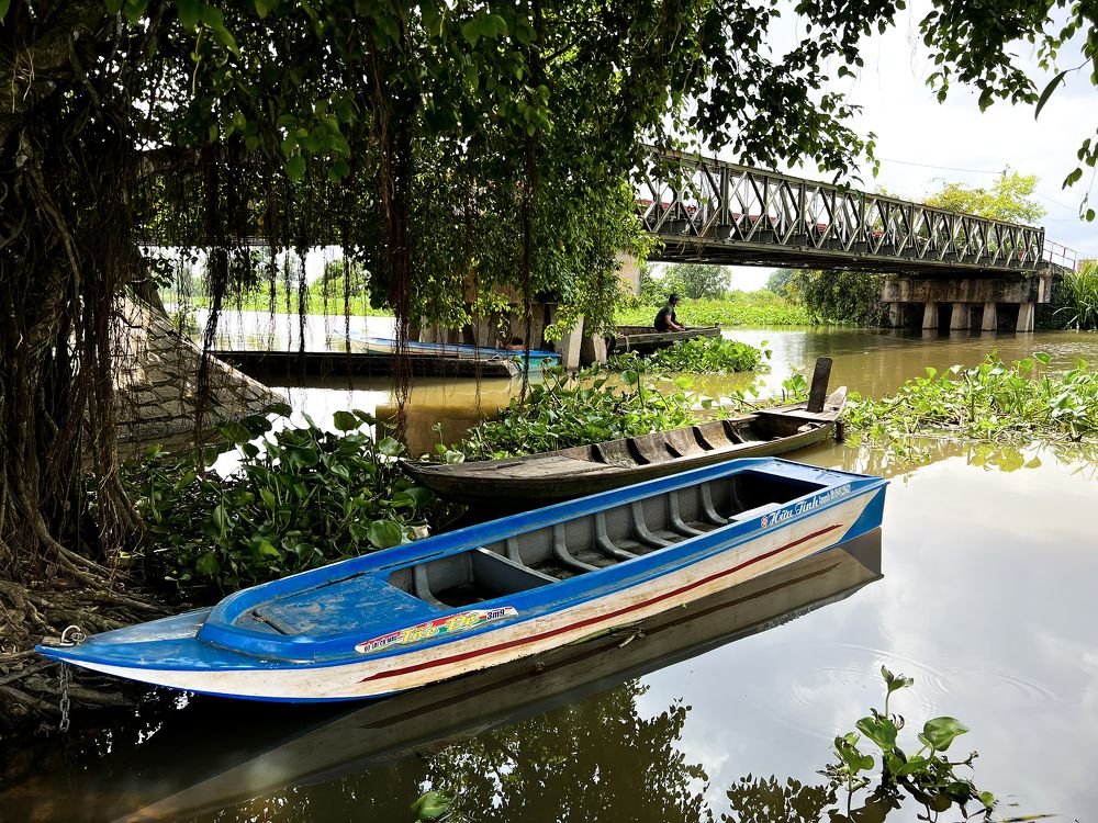Bên bến sông