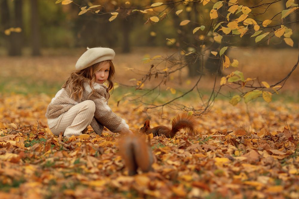 Девочка и белки (Girl and squirrels)