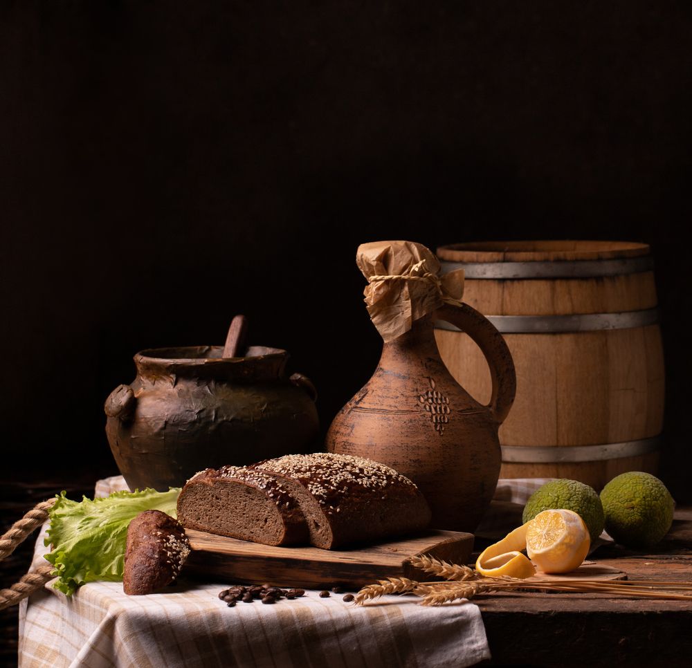 Натюрморт с лимоном и листьями салата