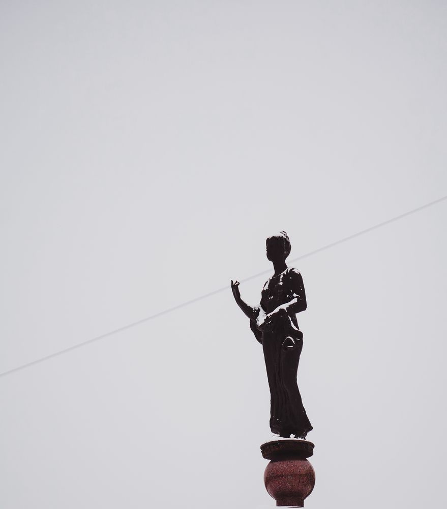 Одиноко на постаменте