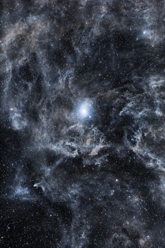 Газопылевое облако вокруг полярной звезды, а также рассеянное звёздное скопление NGC 188 Caldwell 1 в созвездии Цефея.