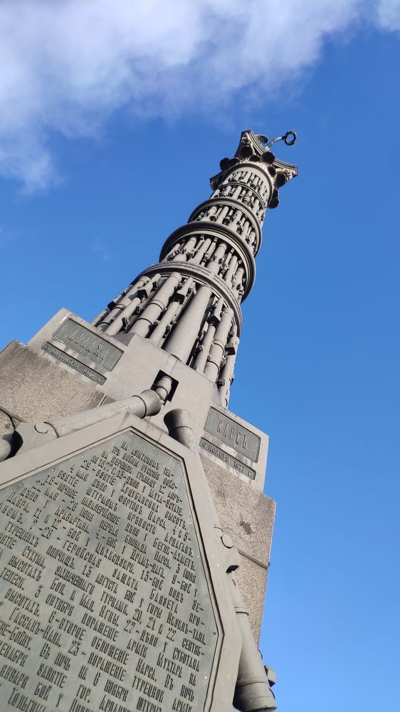 немного космоса в монументе из прошлого