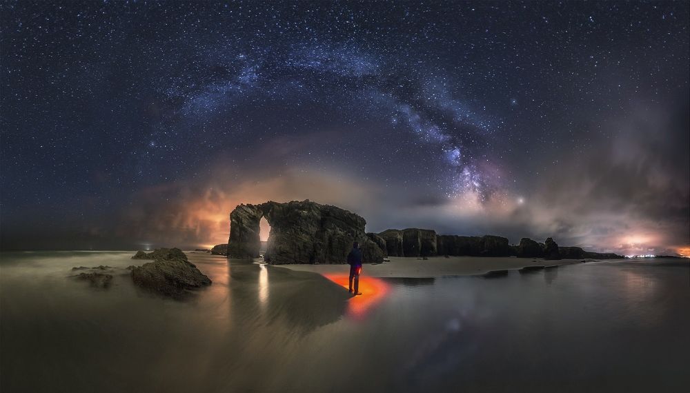 Arco nocturno en la playa