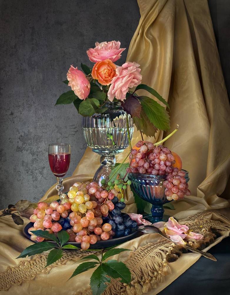 Натюрморт с золотой драпировкой