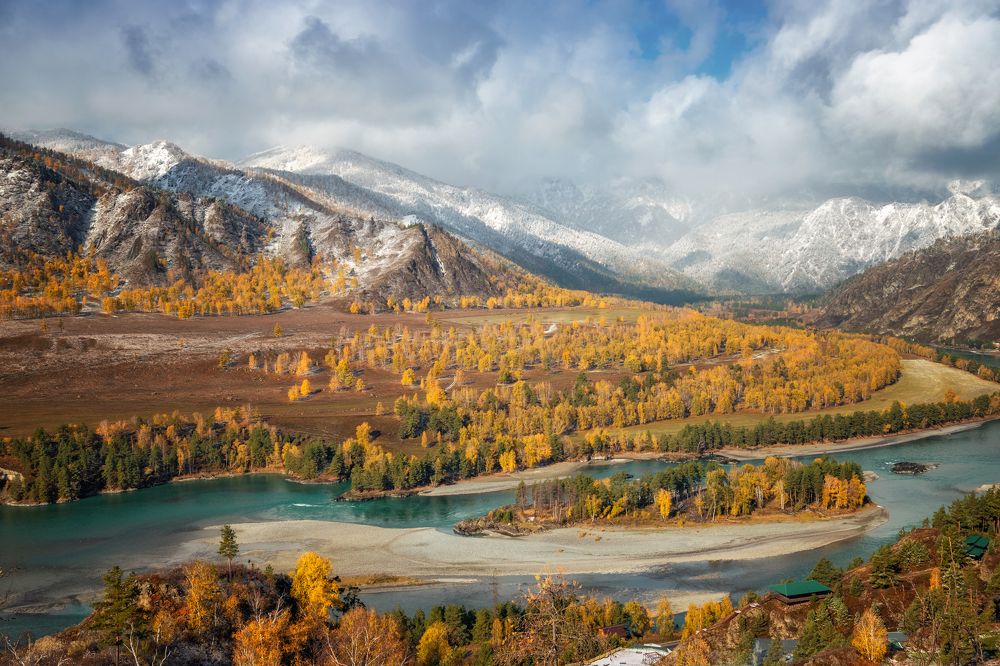 Снег слегка припорошил горные вершины...