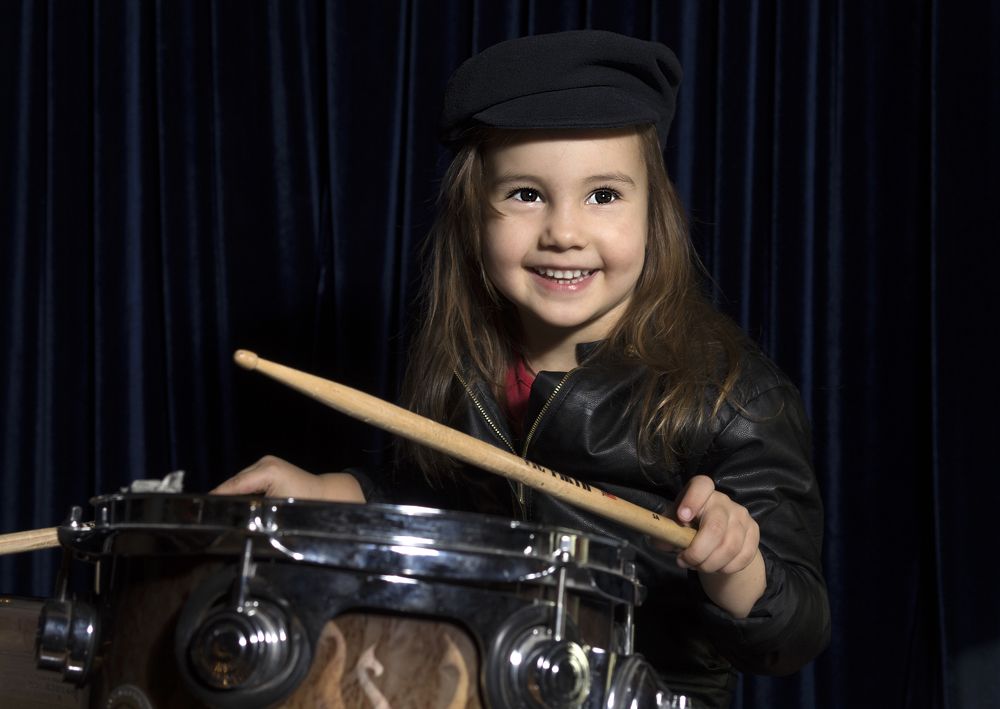 Юная барабанщица