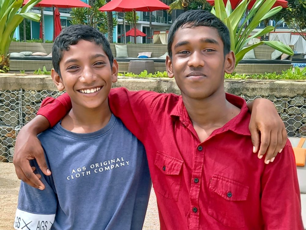 Радостные мальчики ланкийцы