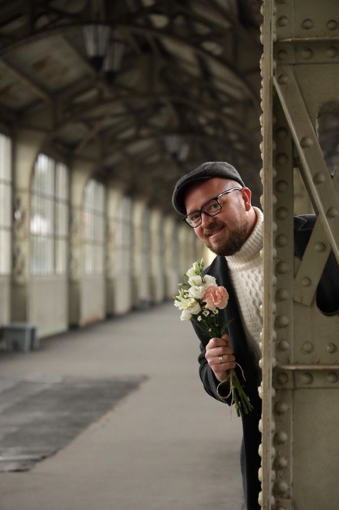 Встречающий поезд (the man meeting the train)