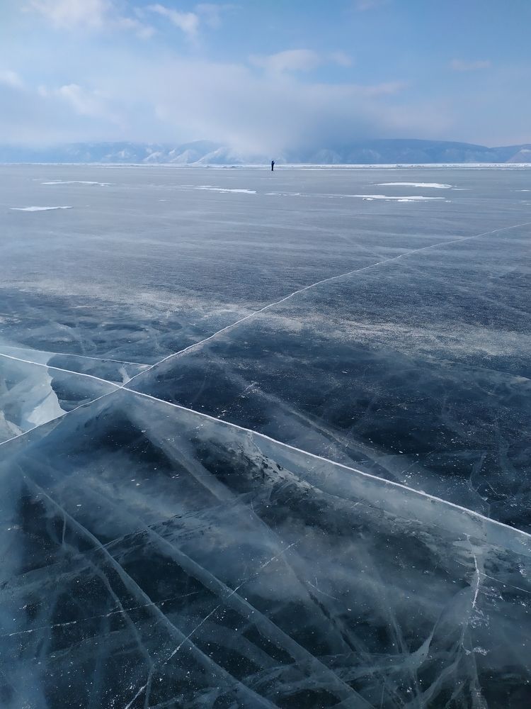 Прозрачный лед Байкала