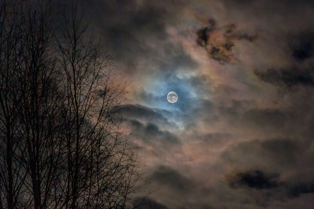 Луна в облаках.