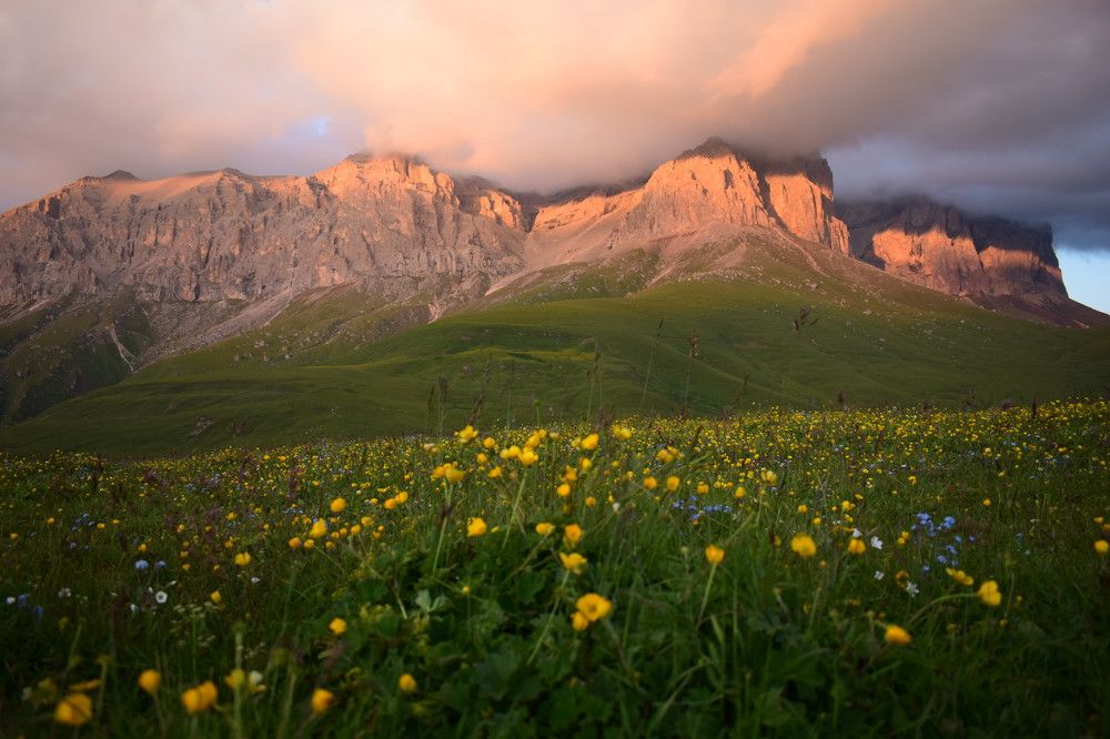 Нежный закат у скалистого хребта.